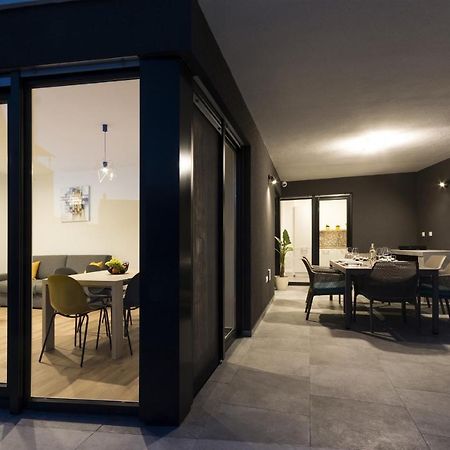 Modern 3-Bedroom Villa With A Private Pool พูลา ภายนอก รูปภาพ