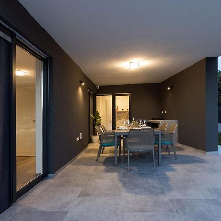 Modern 3-Bedroom Villa With A Private Pool พูลา ภายนอก รูปภาพ