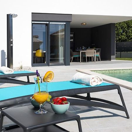 Modern 3-Bedroom Villa With A Private Pool พูลา ภายนอก รูปภาพ