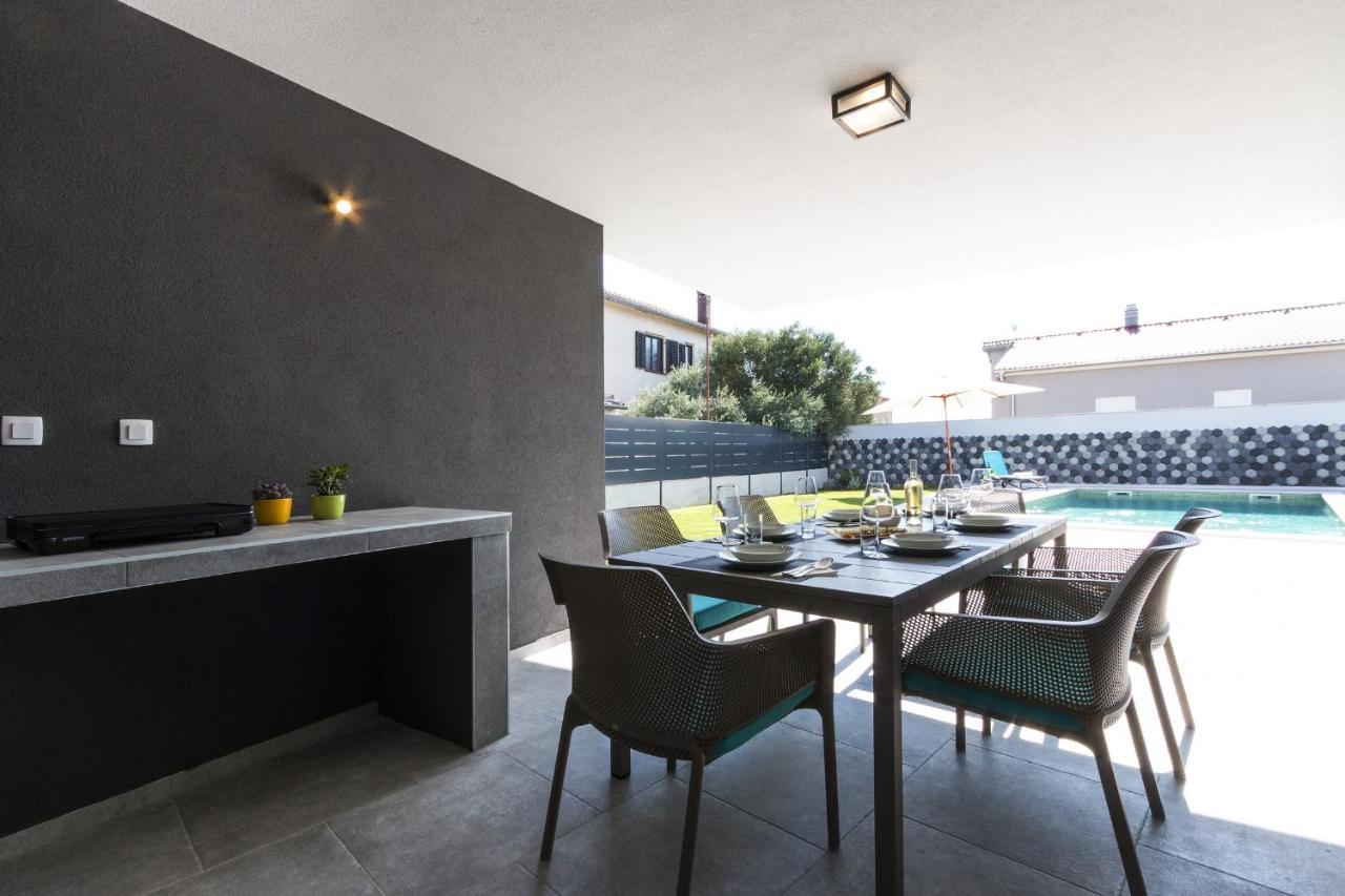 Modern 3-Bedroom Villa With A Private Pool พูลา ภายนอก รูปภาพ