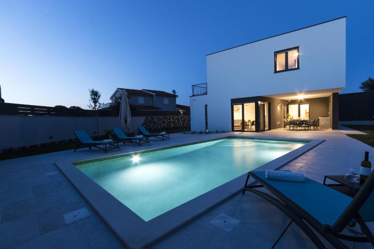 Modern 3-Bedroom Villa With A Private Pool พูลา ภายนอก รูปภาพ