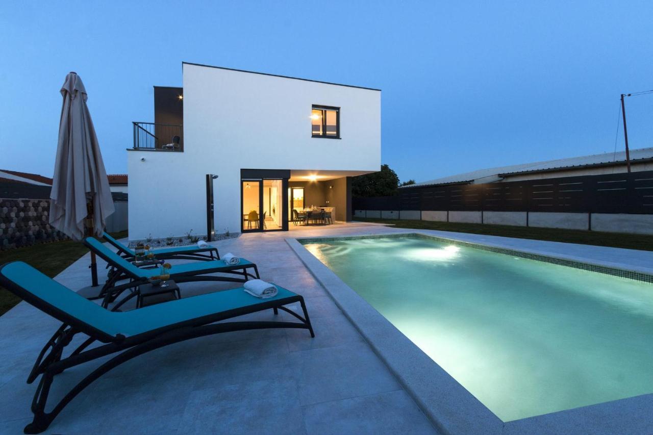 Modern 3-Bedroom Villa With A Private Pool พูลา ภายนอก รูปภาพ