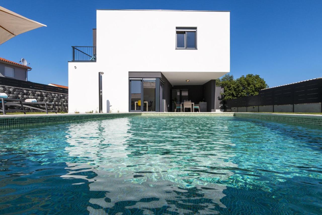 Modern 3-Bedroom Villa With A Private Pool พูลา ภายนอก รูปภาพ