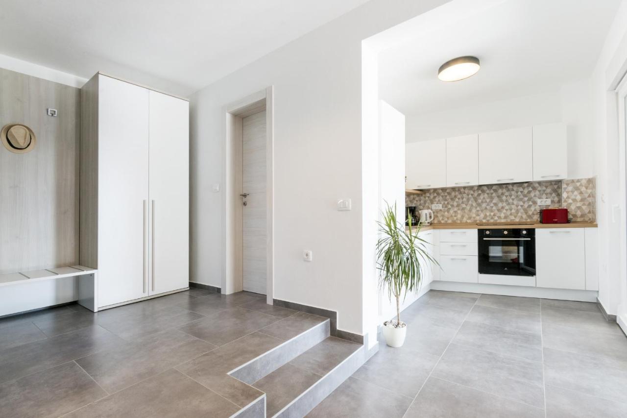 Modern 3-Bedroom Villa With A Private Pool พูลา ภายนอก รูปภาพ