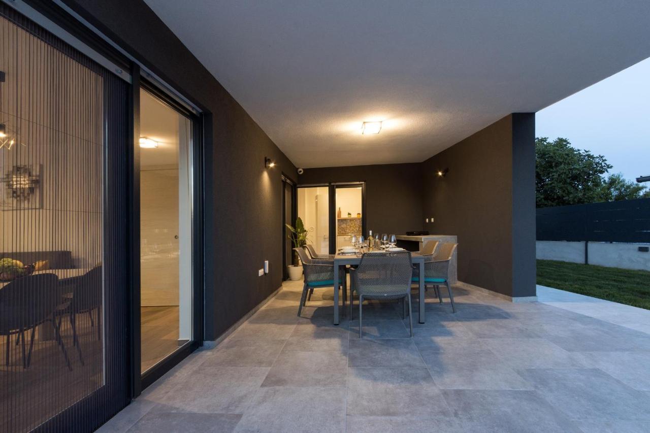Modern 3-Bedroom Villa With A Private Pool พูลา ภายนอก รูปภาพ