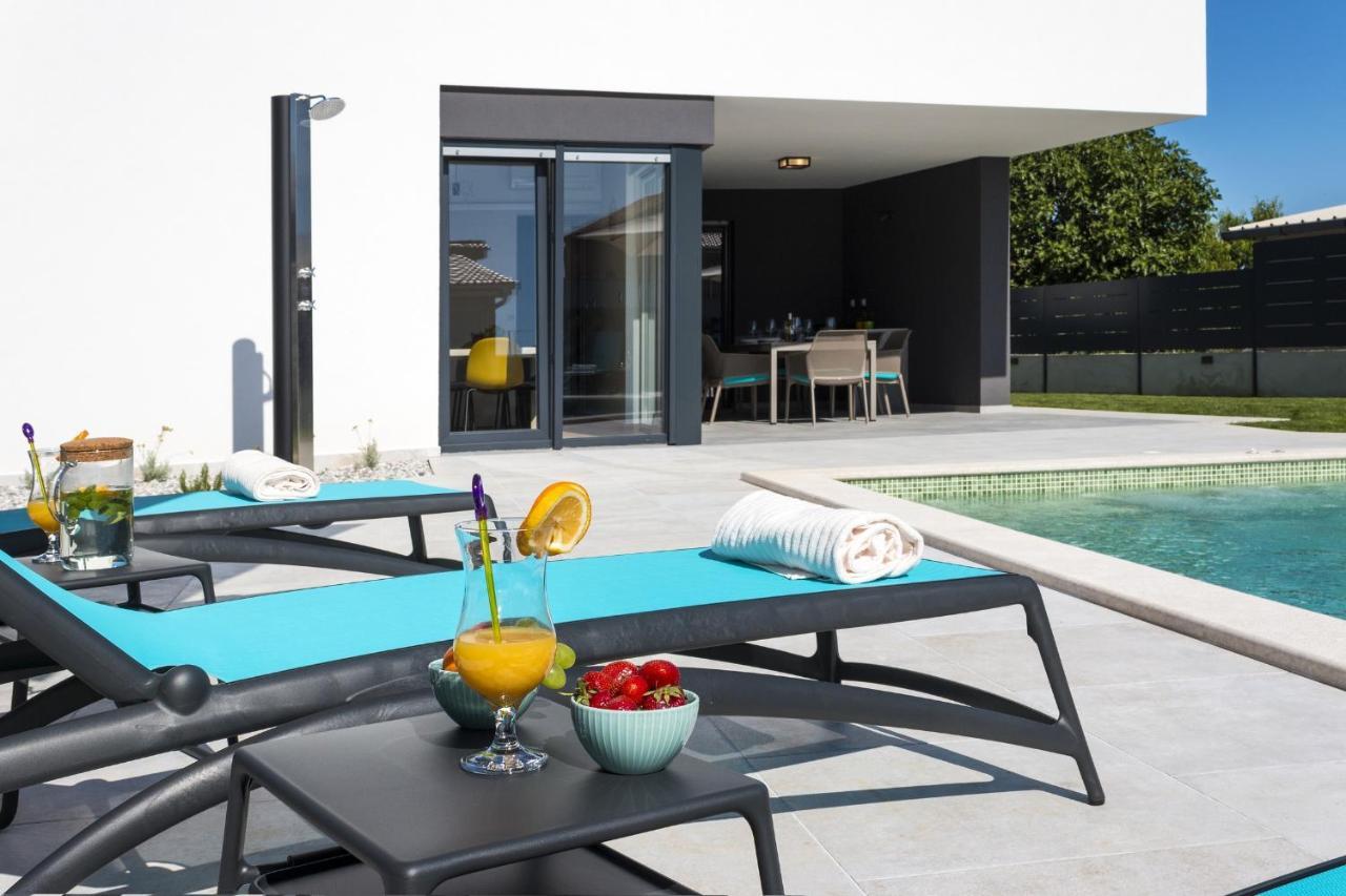 Modern 3-Bedroom Villa With A Private Pool พูลา ภายนอก รูปภาพ
